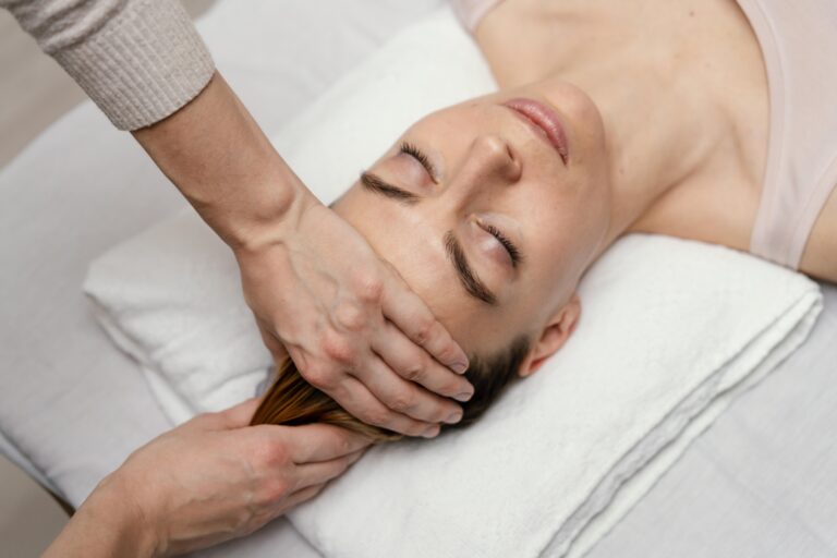 Kadr masażu w ciepłym świetle – atmosfera spokoju w gabinecie